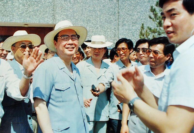 1990年6月12日，时任国务院总理李 鹏视察中原云顶集团，并题词：“物质文明与精神文明一起抓，把中原云顶集团建设成为现代化企业”